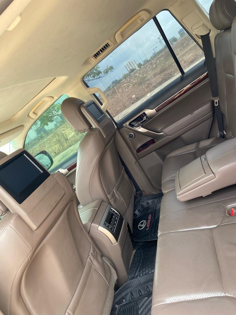 Lexus GX 460 (grey) Gallery Image