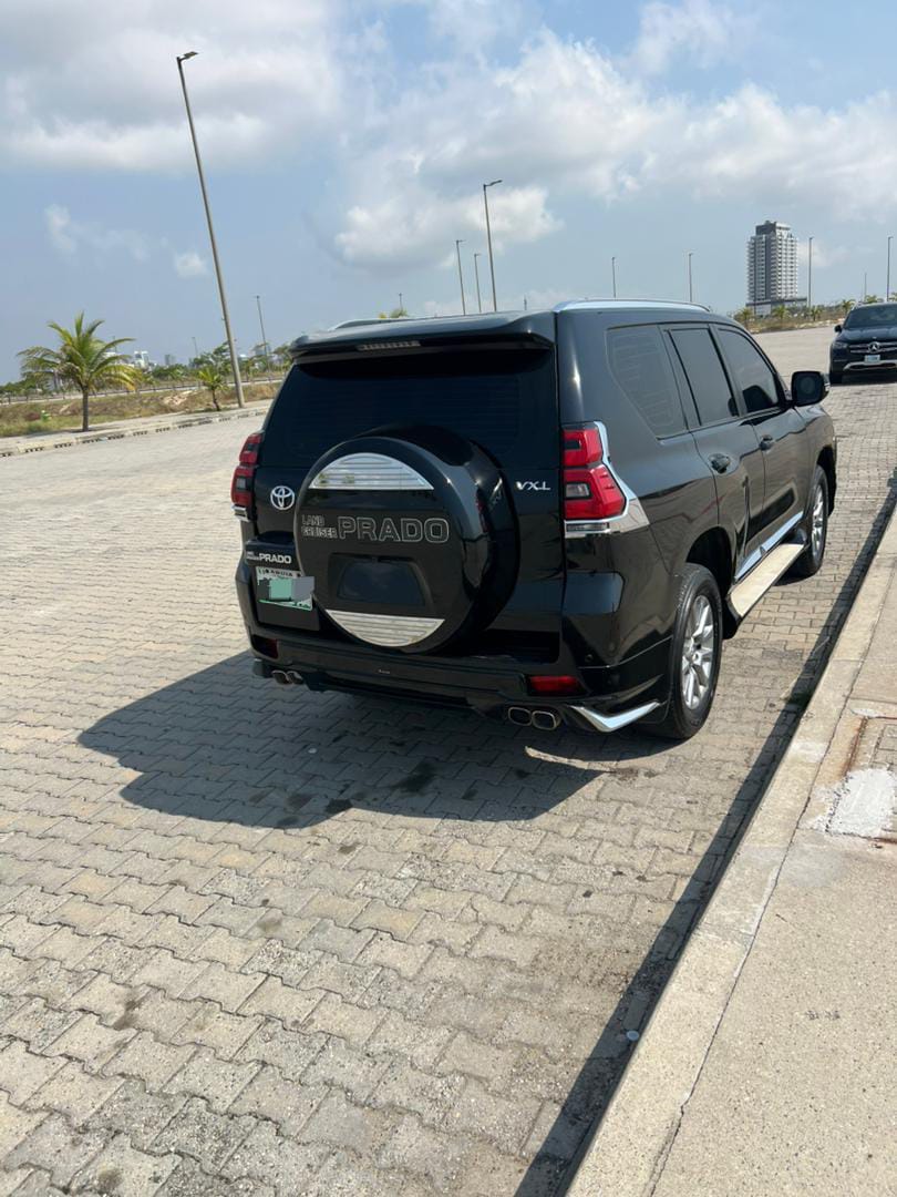 Toyota Prado (black)2019 Gallery Image